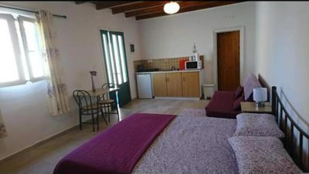 Lovely Studio In Strinilas With Its Own Pool Eksteriør billede