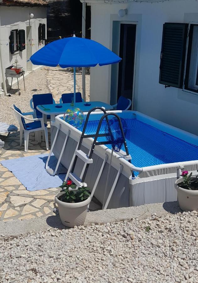 Lovely Studio In Strinilas With Its Own Pool Eksteriør billede