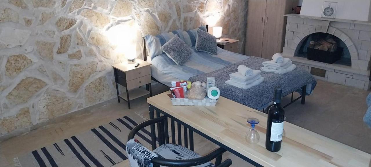 Lovely Studio In Strinilas With Its Own Pool Eksteriør billede