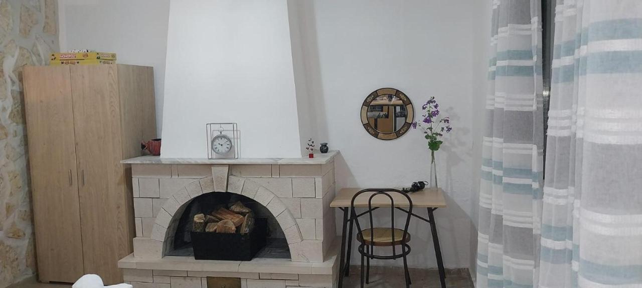 Lovely Studio In Strinilas With Its Own Pool Eksteriør billede