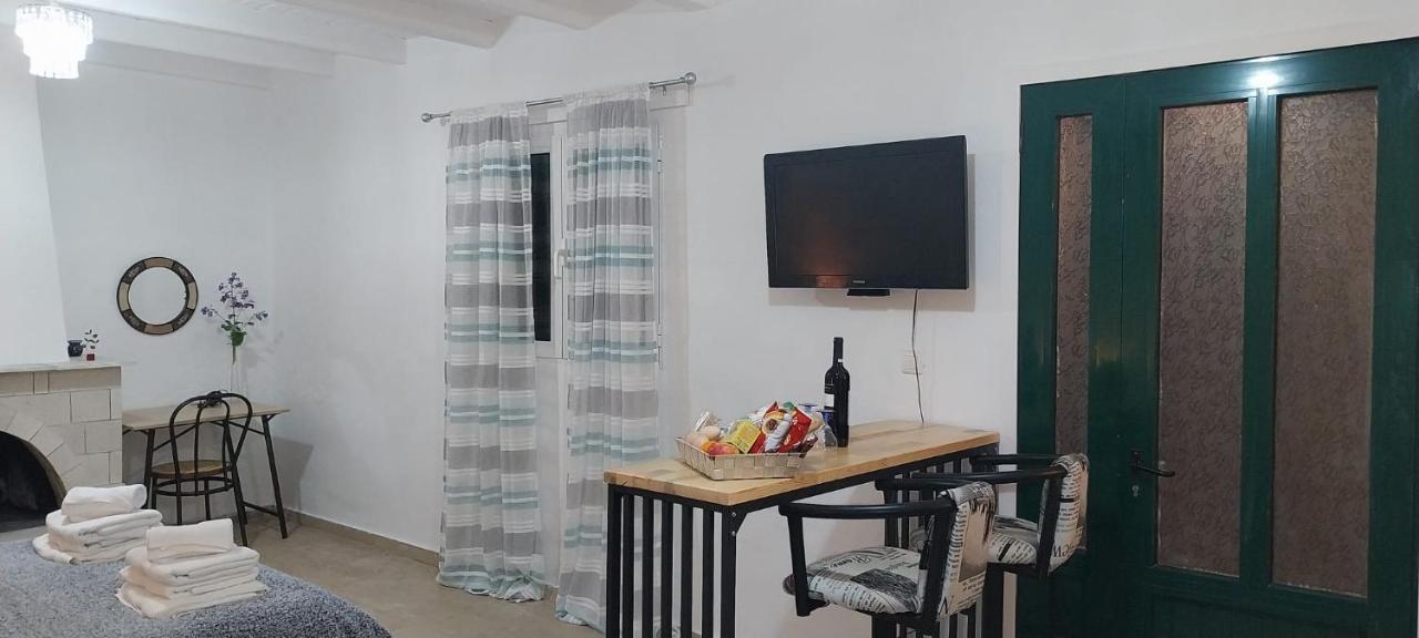 Lovely Studio In Strinilas With Its Own Pool Eksteriør billede