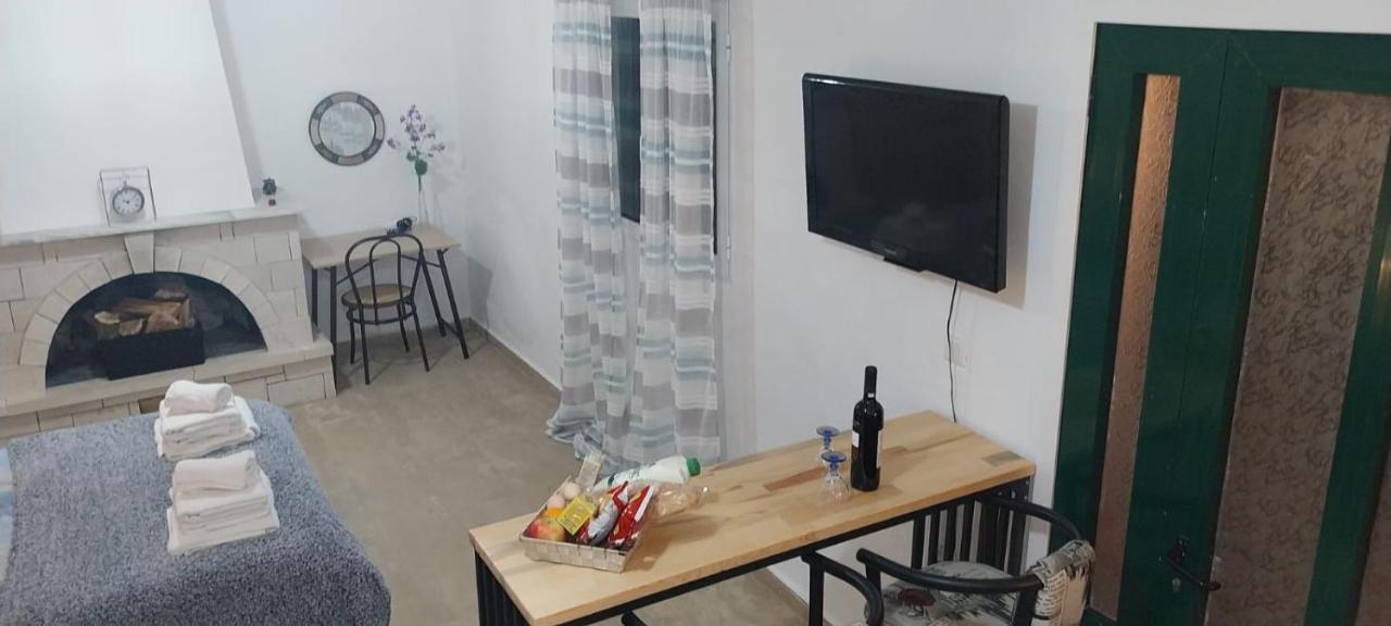 Lovely Studio In Strinilas With Its Own Pool Eksteriør billede