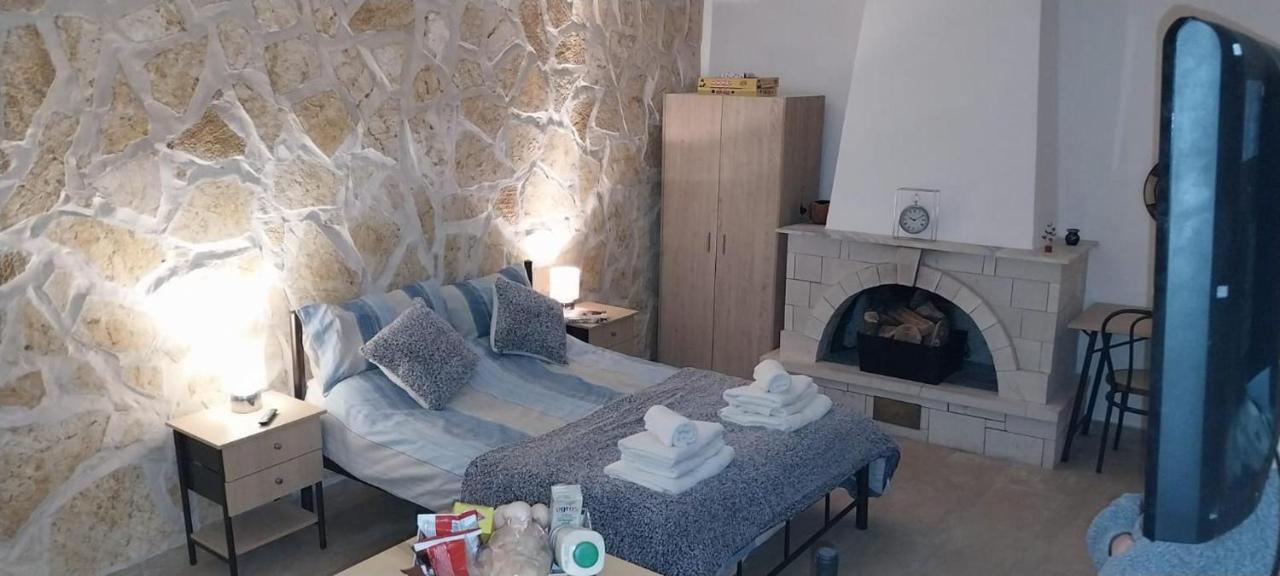Lovely Studio In Strinilas With Its Own Pool Eksteriør billede