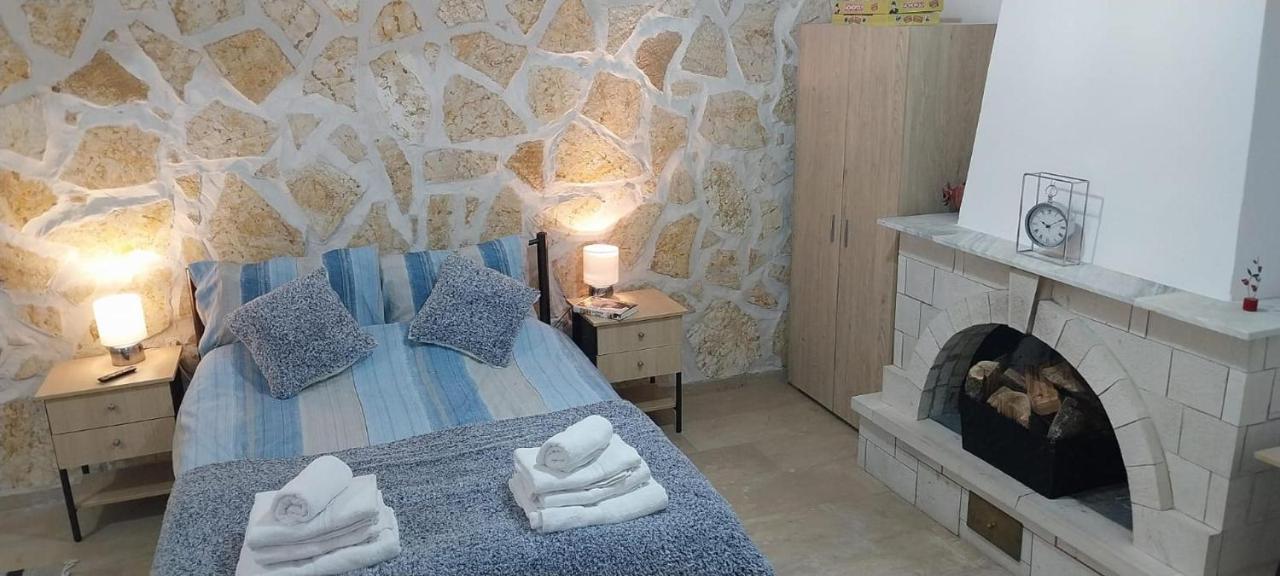 Lovely Studio In Strinilas With Its Own Pool Eksteriør billede